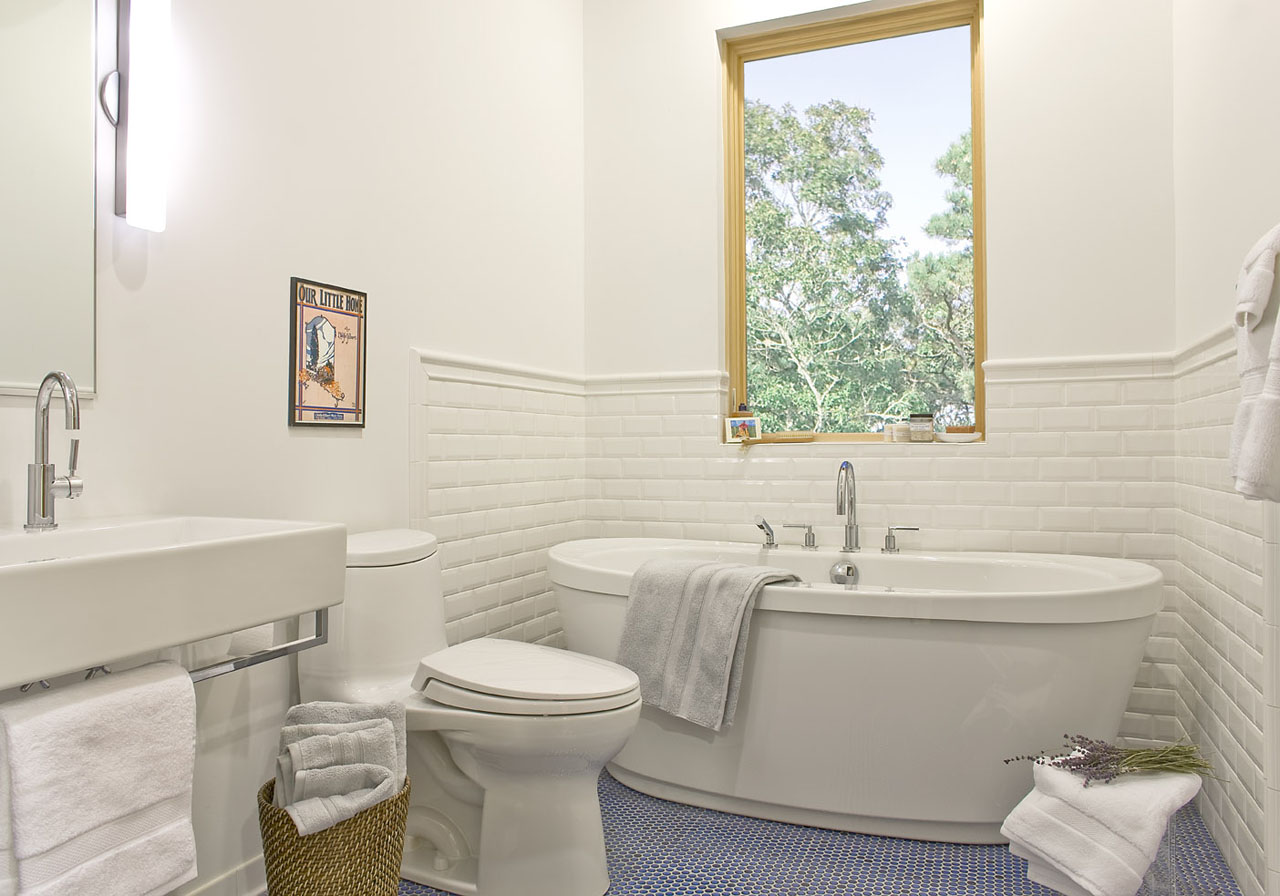 English Residence bathroom by ZeroEnergy Design