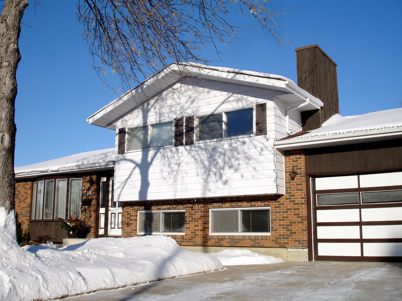 Suburban home with great winter sun exposure - (CC BY-SA 2.0) by Daryl Mitchell