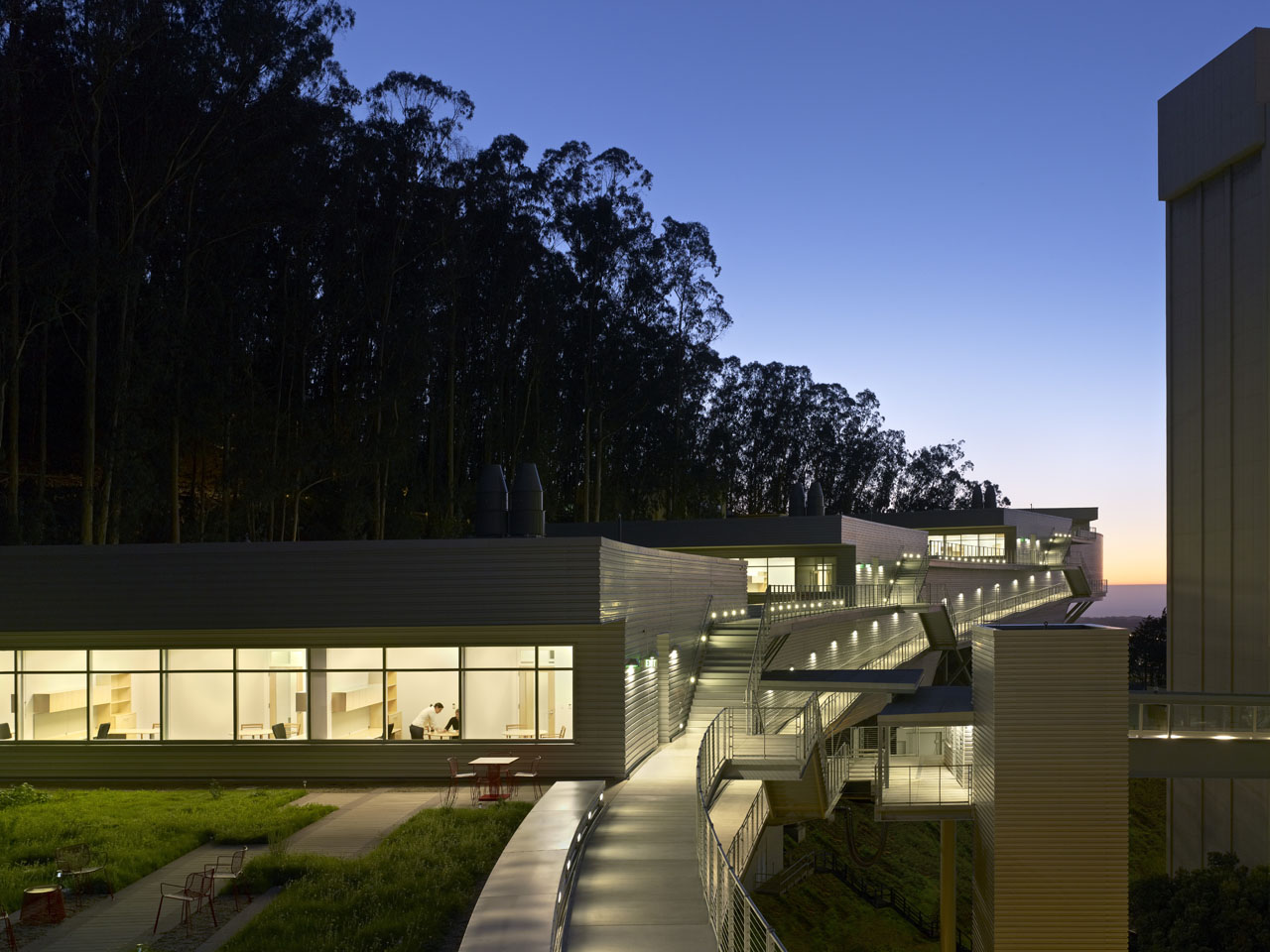 Exterior view of the Dolby Regeneration Medicine Building at the University of California, San Francisco by Rafael Viñoly Architects