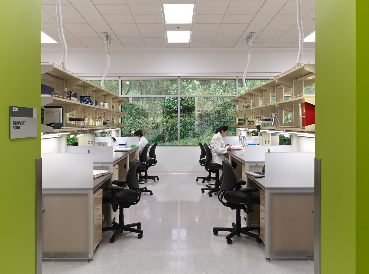 Interior view of the Dolby Regeneration Medicine Building at the University of California, San Francisco by Rafael Viñoly Architects