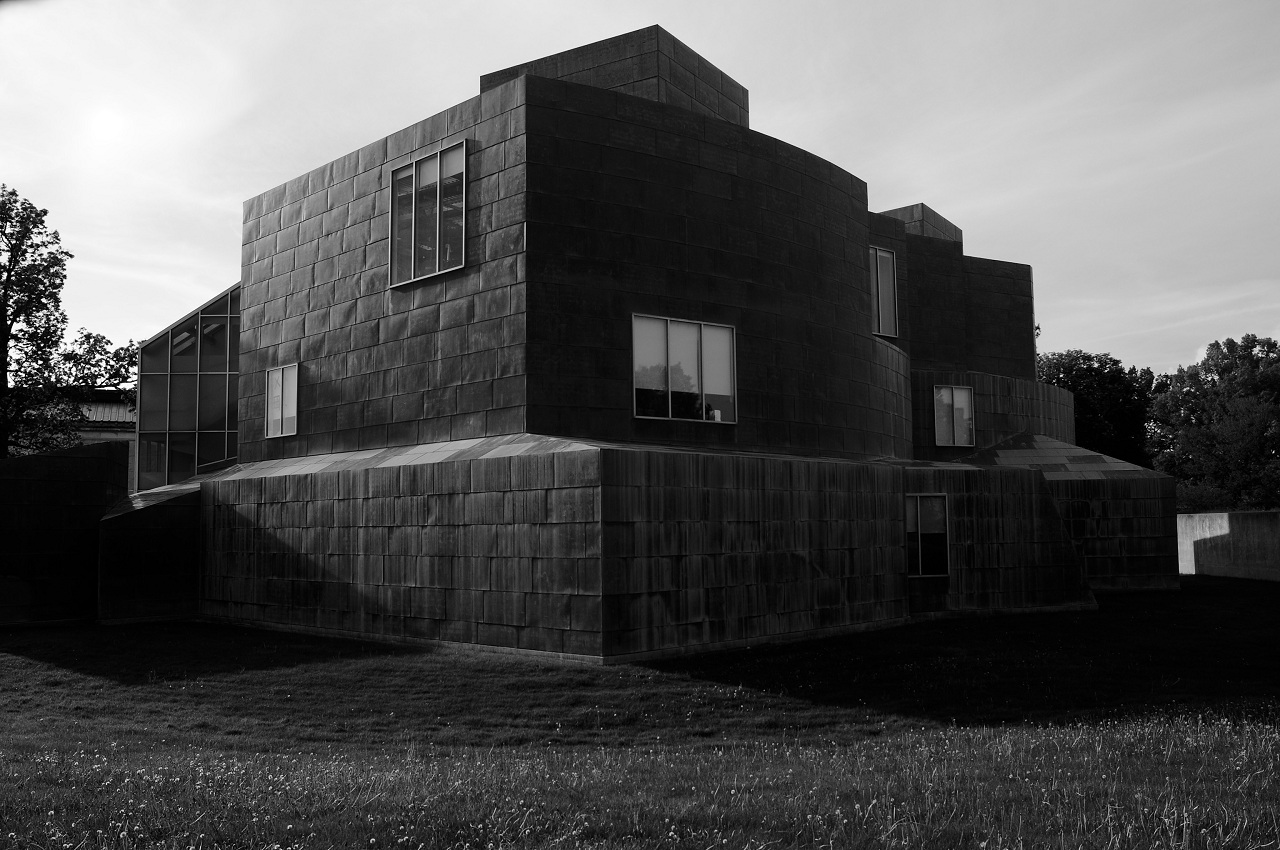 Frank Gehry’s Center for the Visual Arts houses the University of Toledo Department of Art is a prime example of postmodern Deconstructivism