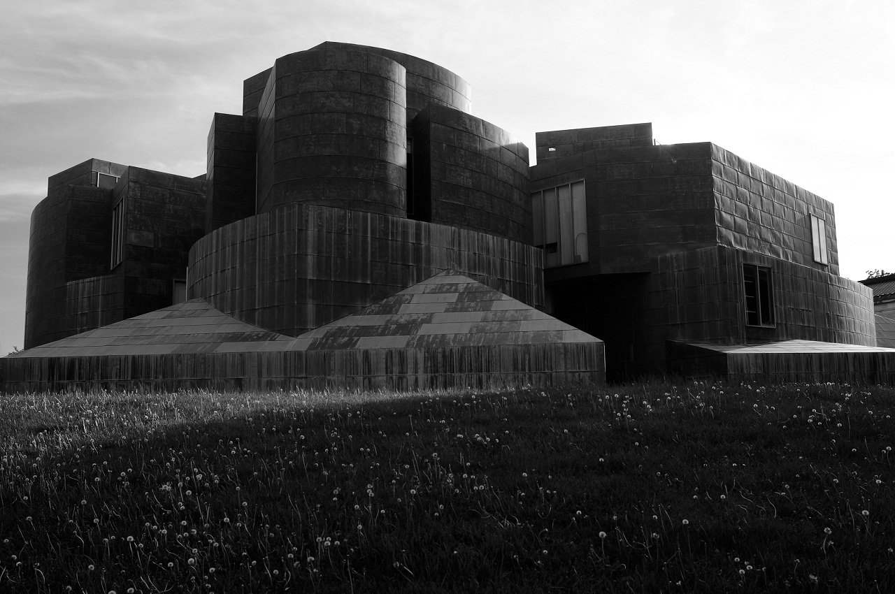 Frank Gehry’s Center for the Visual Arts houses the University of Toledo Department of Art is a prime example of postmodern Deconstructivism