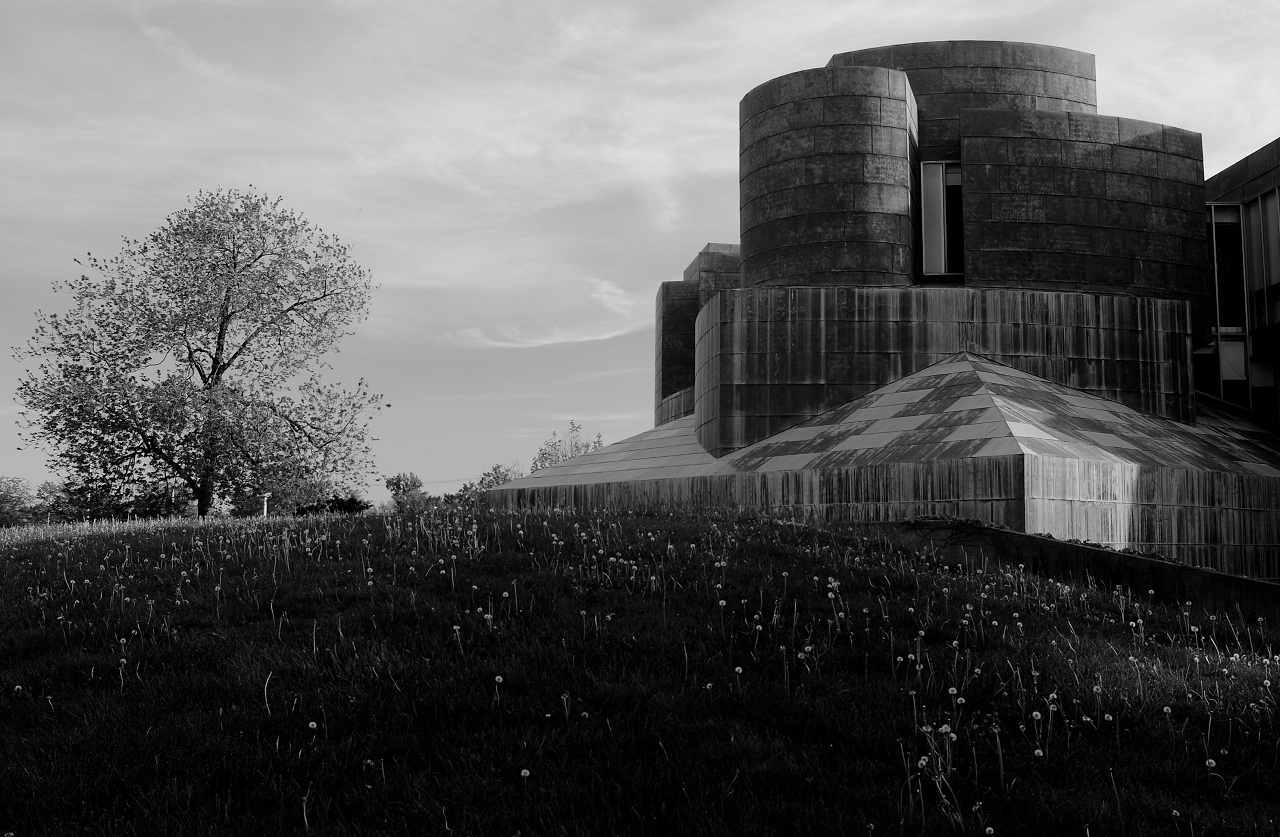 Frank Gehry’s Center for the Visual Arts houses the University of Toledo Department of Art is a prime example of postmodern Deconstructivism