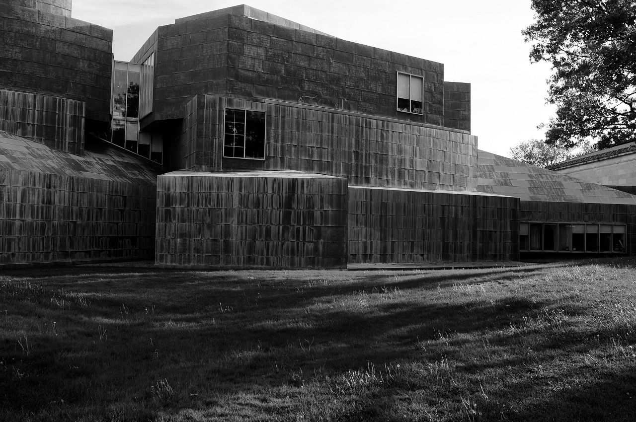 Frank Gehry’s Center for the Visual Arts houses the University of Toledo Department of Art is a prime example of postmodern Deconstructivism