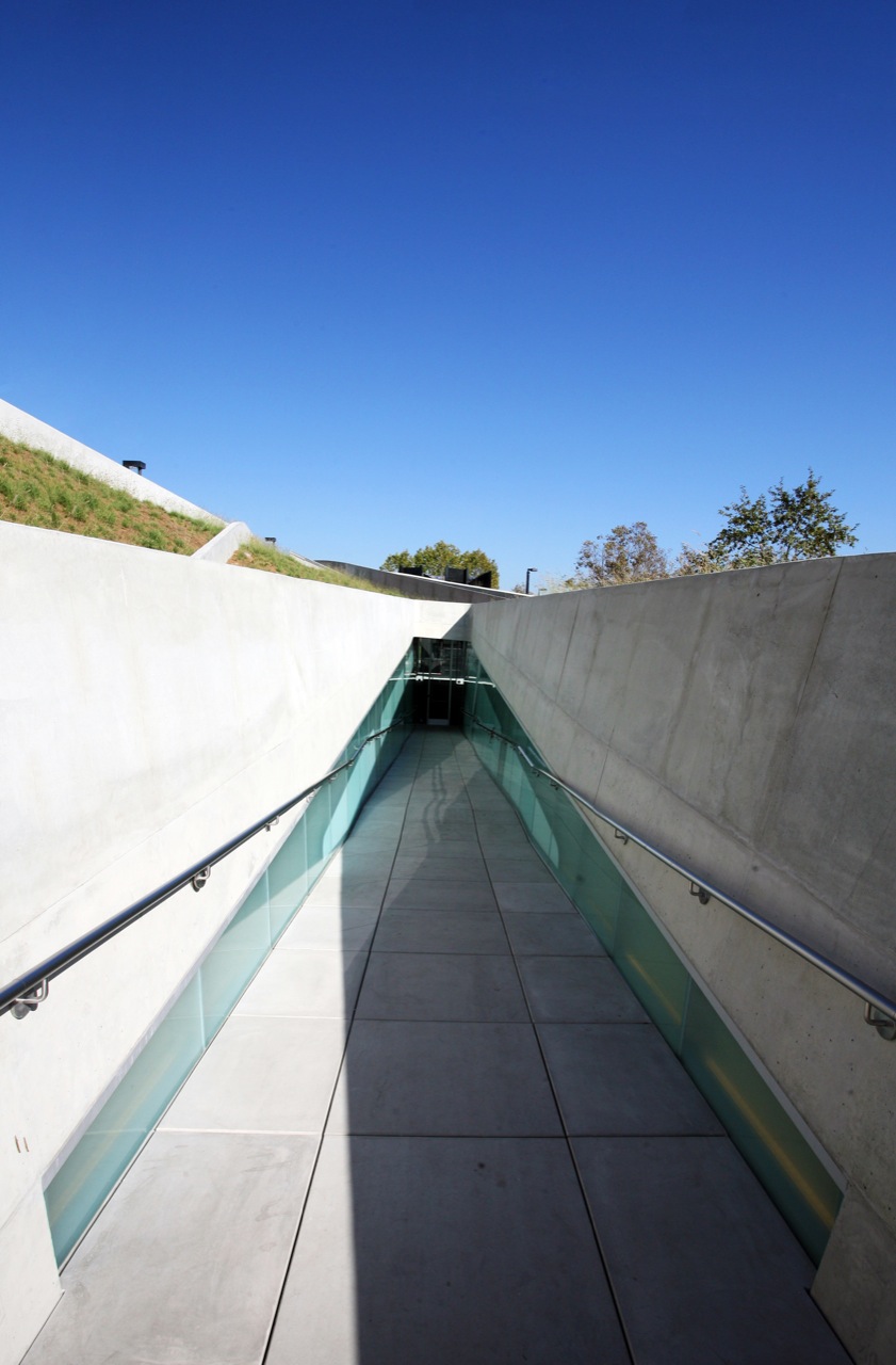 Exterior pathway of the Los Angeles Museum of the Holocaust by Belzberg Architects