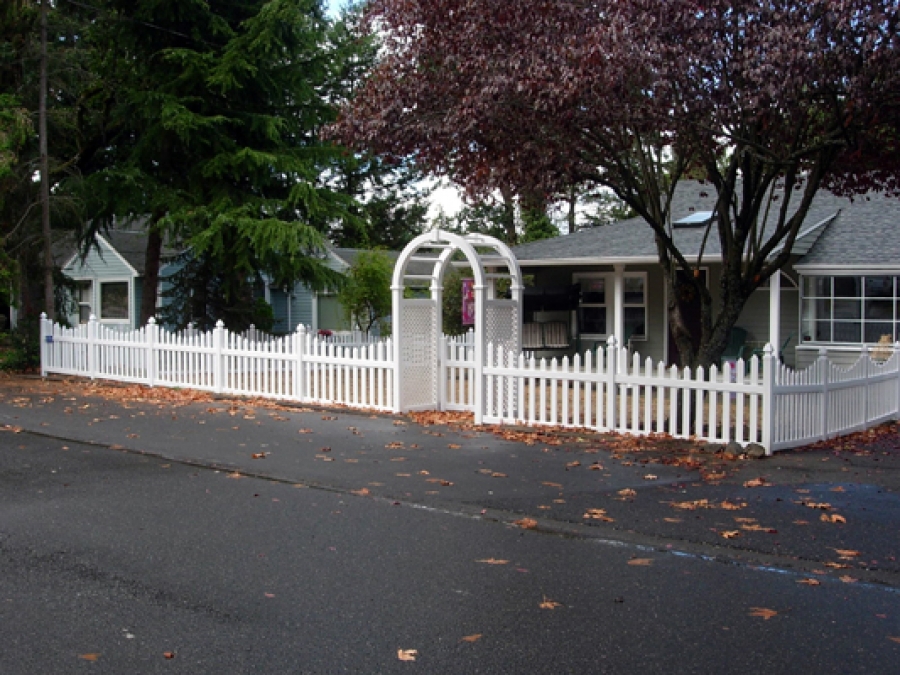 Vinyl and Wood Fences Add Character and Charm to Your Front Yard