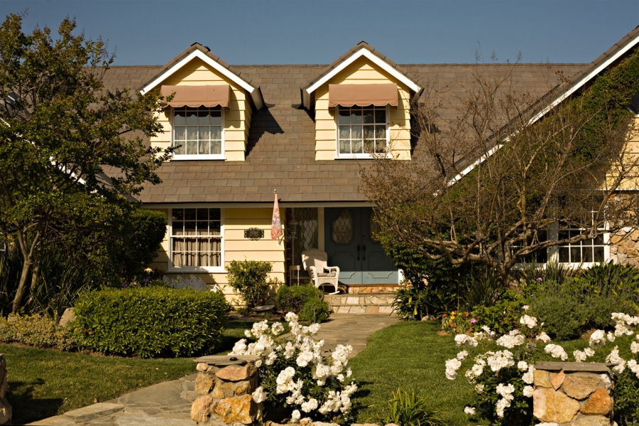 Baer home in California with Cambridge blend of Bellaforte Slate roofing tiles.