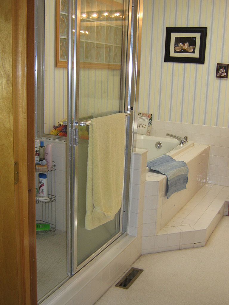 outdated bathroom before remodeling