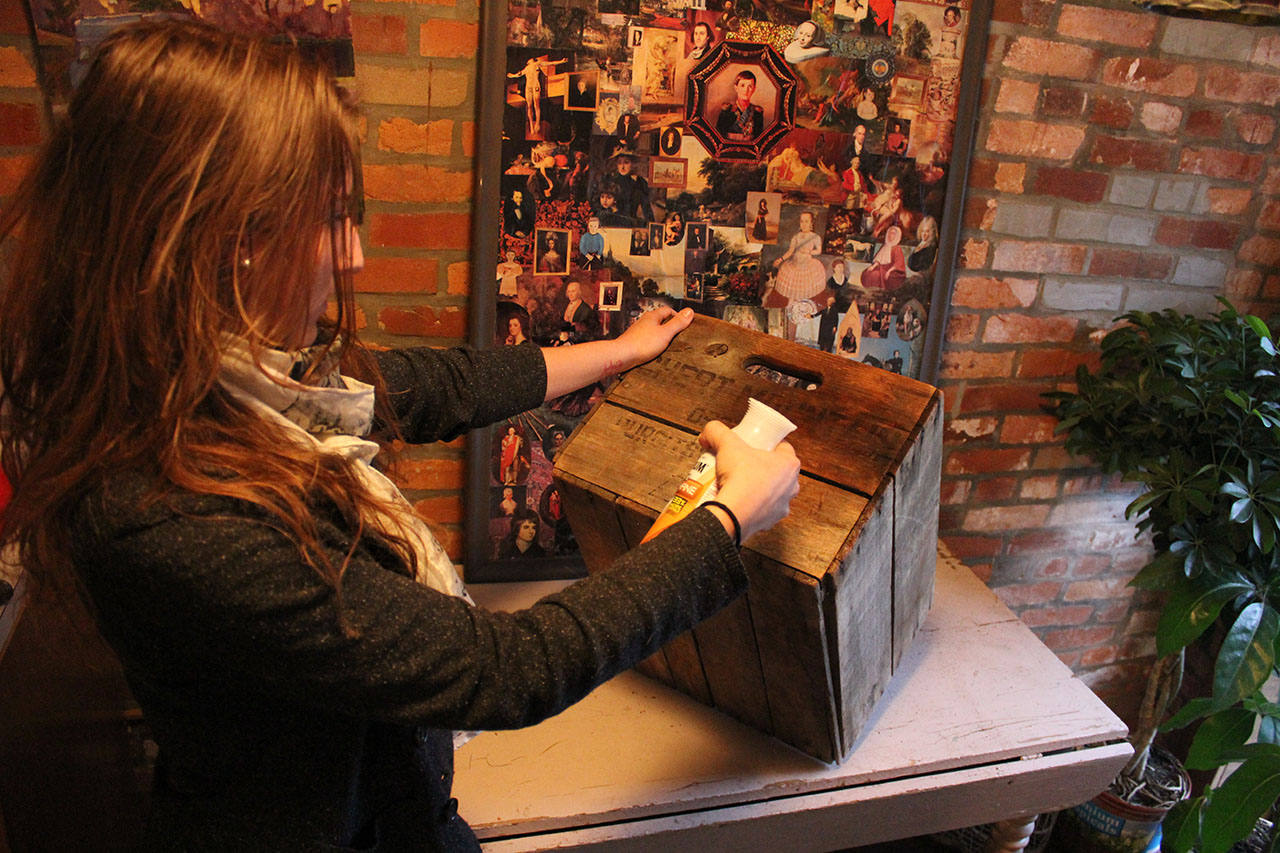 Rachael Ranney prepares vintage wooden crates for the DIY crate storage project