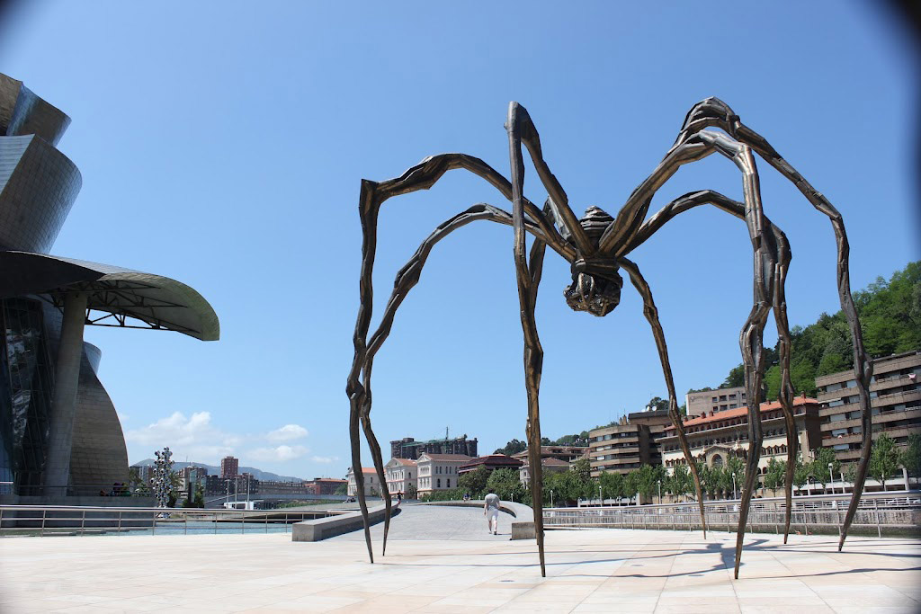 Louise Bourgeois's sculpture Maman (resembling a huge spider) at the Guggenheim Museum Bilbao