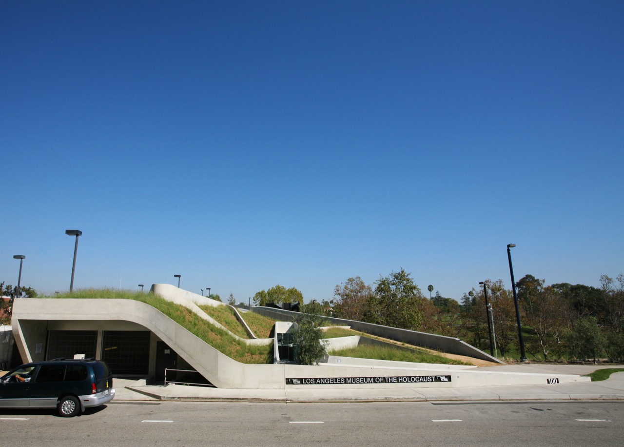 Exterior and green roof of the Los Angeles Museum of the Holocaust by Belzberg Architects