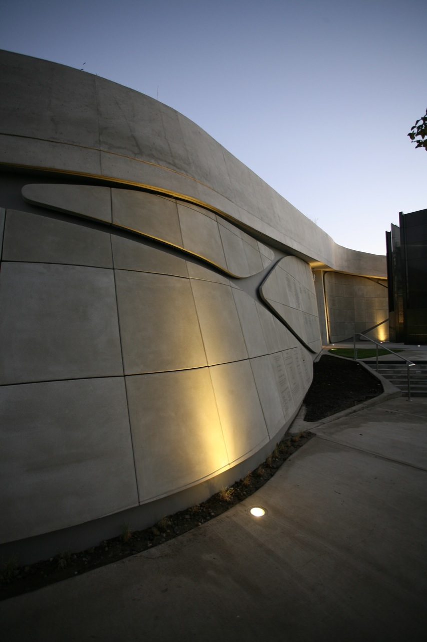 Exterior pathway of the Los Angeles Museum of the Holocaust by Belzberg Architects