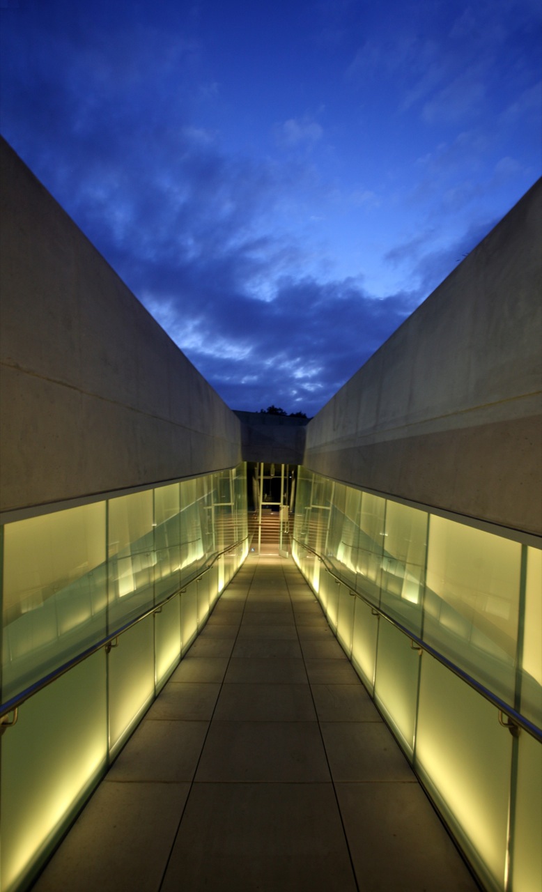 Exterior pathway of the Los Angeles Museum of the Holocaust by Belzberg Architects